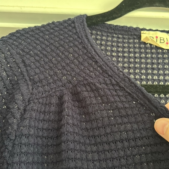 Bibi open work top with vneck and long sleeves. Button are fixed - Picture 6 of 11